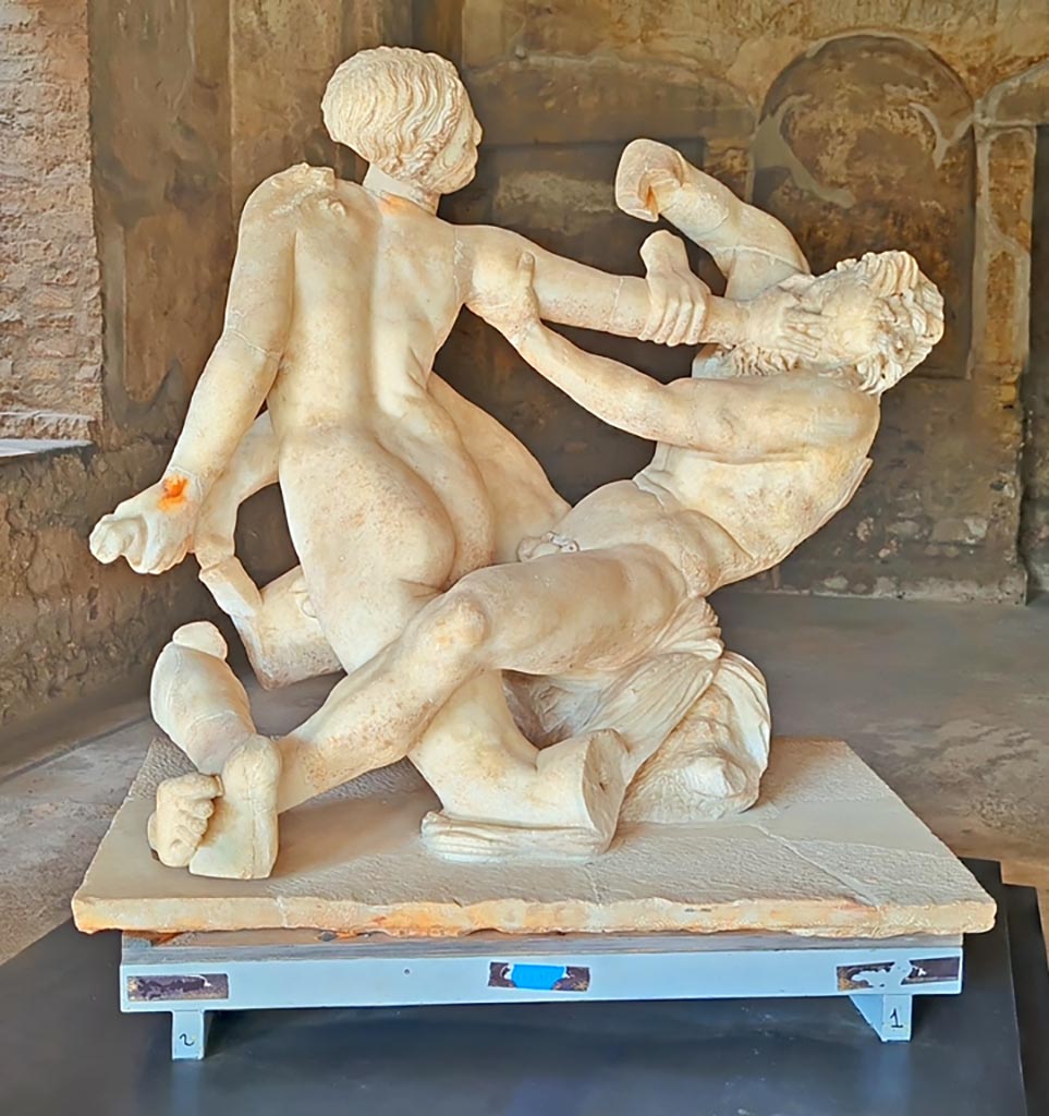 Oplontis Villa of Poppea, October 2023.
Area 92, statuette of hermaphrodite and a satyr, on display in Room 21, but found on south side of pool.
Photo courtesy of Giuseppe Ciaramella.