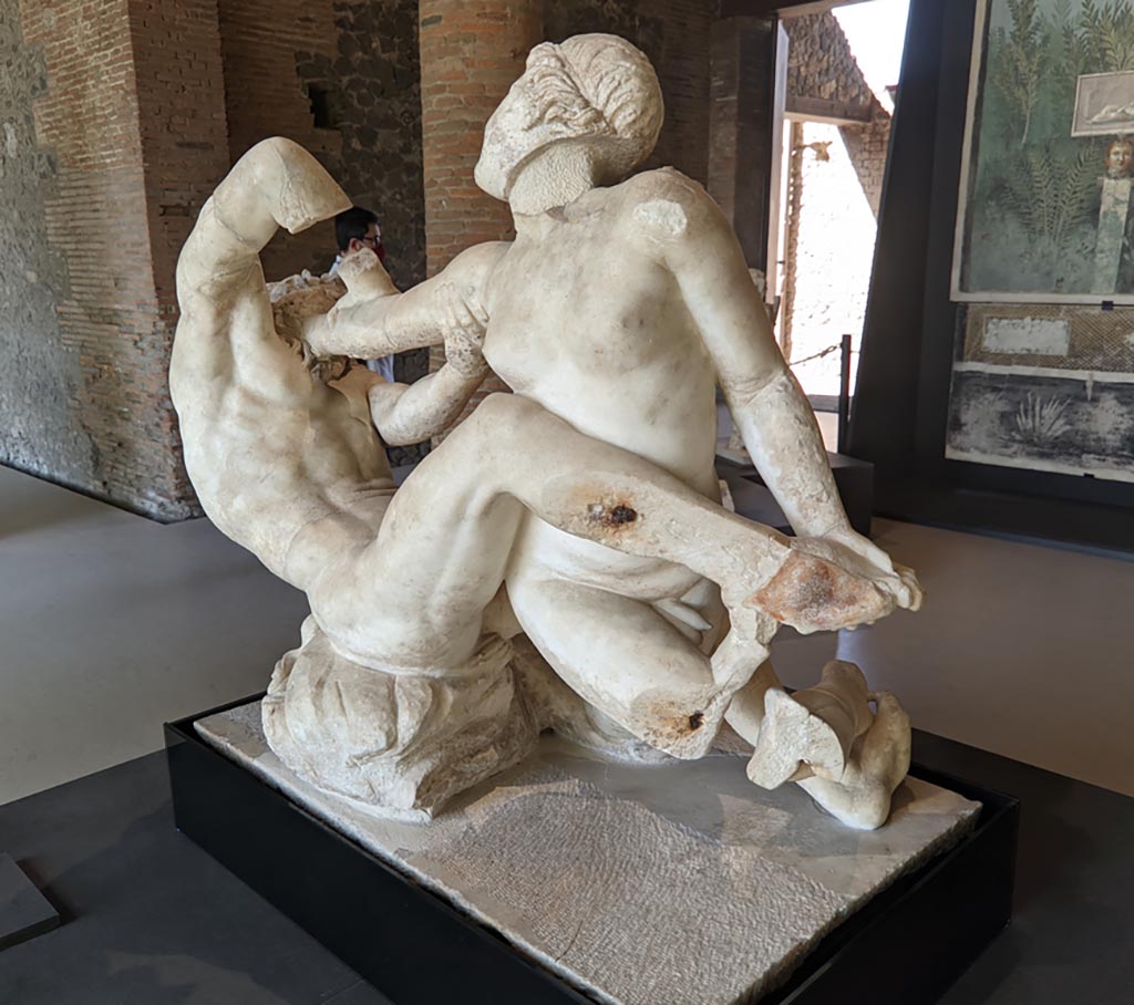 Oplontis Villa of Poppea, April 2022.
Marble statuette of hermaphrodite and a satyr, on display at II.7.9, the Palaestra in Pompeii. Photo courtesy of Giuseppe Ciaramella.
According to the information card – This was a 1st century AD (Roman copy of an Hellenistic original).
I sec. d.C (copia romana di originale di eta tardo ellenistica.)