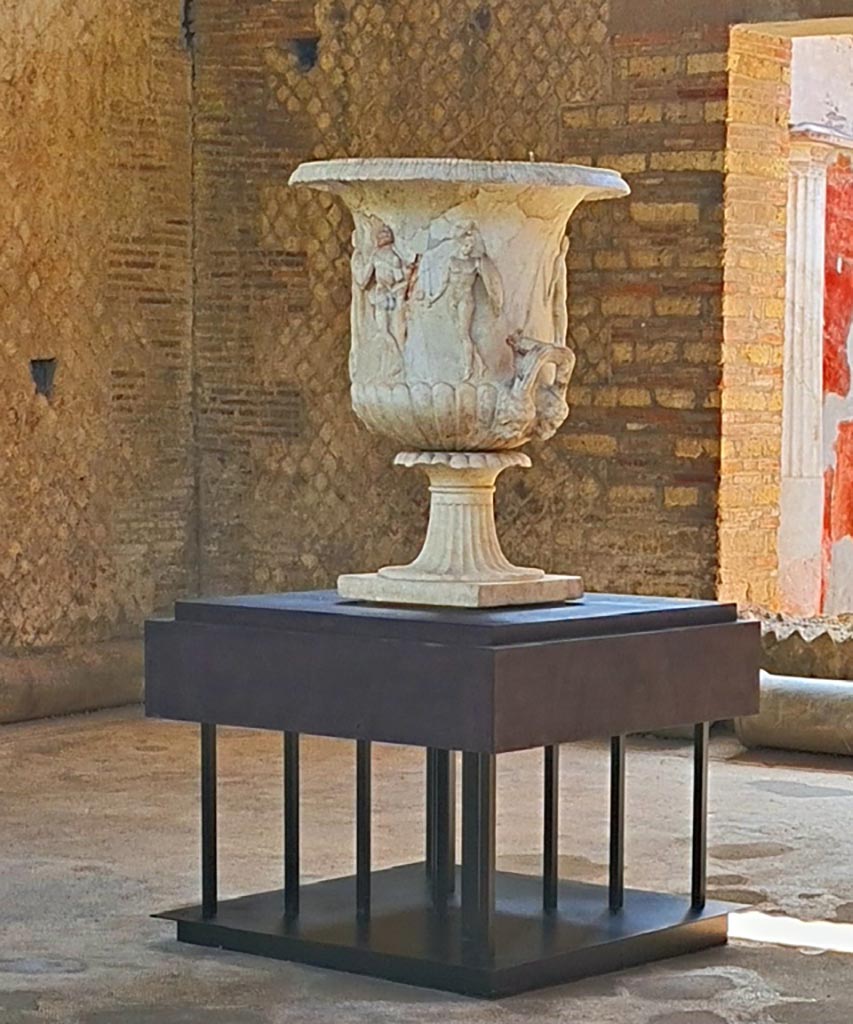 Oplontis Villa of Poppea, October 2023.
Terrace 92. Large marble vase (Cratere) on display in Room 21, but found on the south side of the pool,
Photo courtesy of Giuseppe Ciaramella.