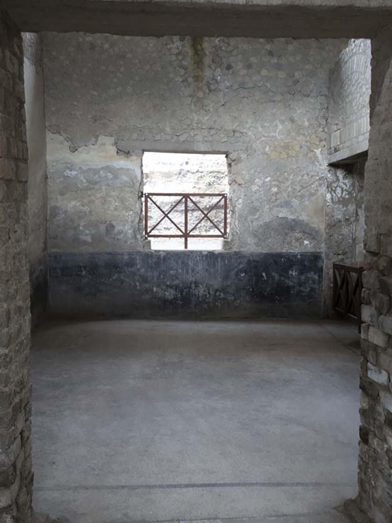 Oplontis Villa of Poppea, September 2017.
Room 93, looking through doorway towards west wall with window onto north garden, from corridor 94.
Foto Annette Haug, ERC Grant 681269 DÉCOR.