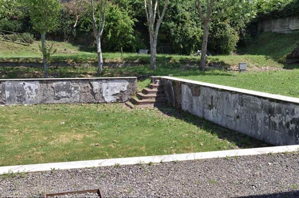 Oplontis Villa of Poppea, April 2018. Looking east across south end of swimming pool.
Photo courtesy of Ian Lycett-King. Use is subject to Creative Commons Attribution-NonCommercial License v.4 International.