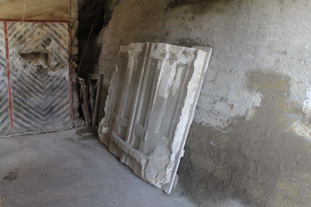 Oplontis Villa of Poppea, March 2014.
Corridor/room 97, looking west from doorway onto Portico 60, towards plaster-cast of door/shutters against north (unexcavated) wall.
Foto Annette Haug, ERC Grant 681269 DÉCOR.