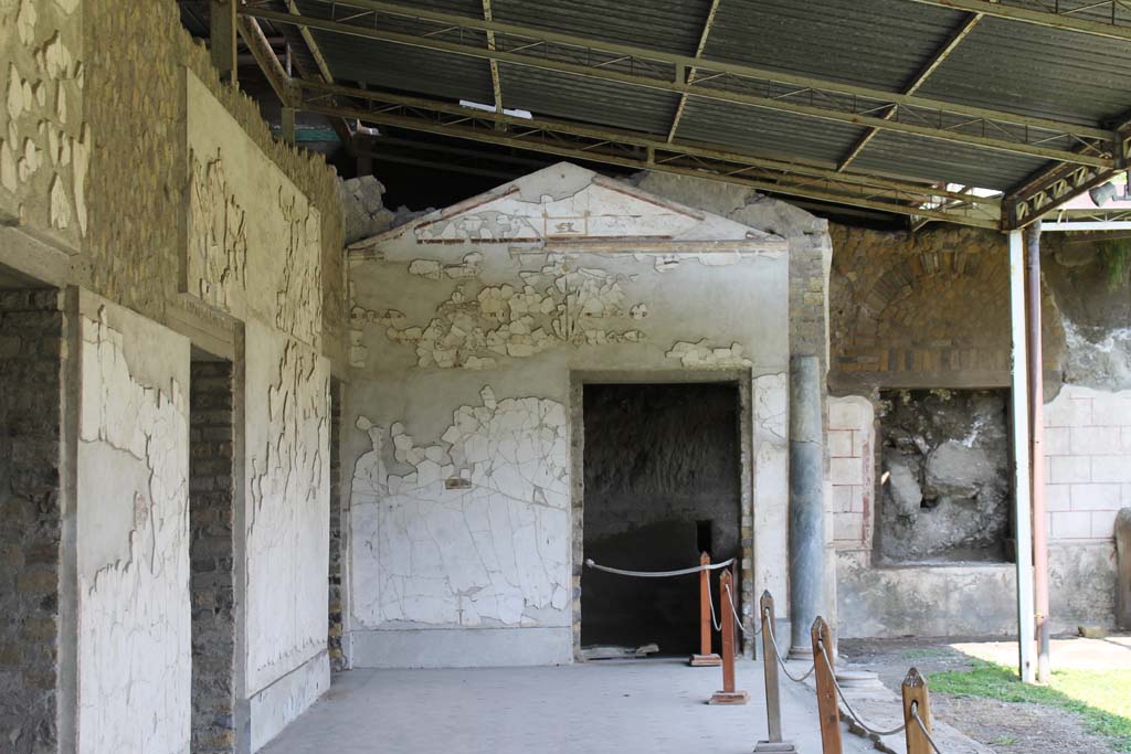 Oplontis Villa of Poppea, March 2014. Area 60, the west portico of the swimming pool.
This is the eastern doorway to room 97, at the north end of the portico, looking through doorway into the unexcavated.
On the right is the window with the decoration under it.
Foto Annette Haug, ERC Grant 681269 DÉCOR.