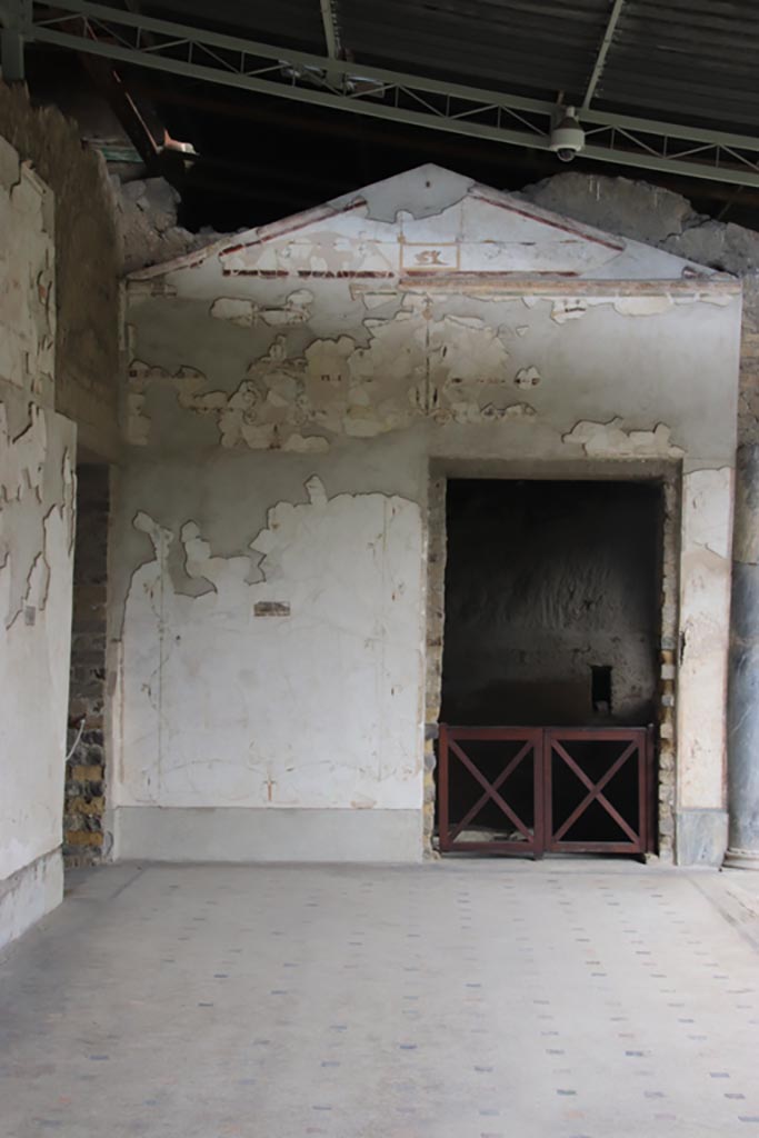 Villa of Poppaea, Oplontis, October 2023.
Area 60, north wall of the west portico with doorway to room 97, on right.
On the left is the doorway to room 94. Photo courtesy of Klaus Heese.