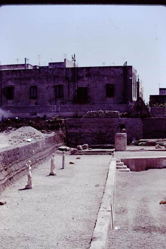 Oplontis Villa of Poppea, 1978. Area 98, looking south along east side of pool.
Photo by Stanley A. Jashemski.
Source: The Wilhelmina and Stanley A. Jashemski archive in the University of Maryland Library, Special Collections (See collection page) and made available under the Creative Commons Attribution-Non Commercial License v.4. See Licence and use details.
J78f0080