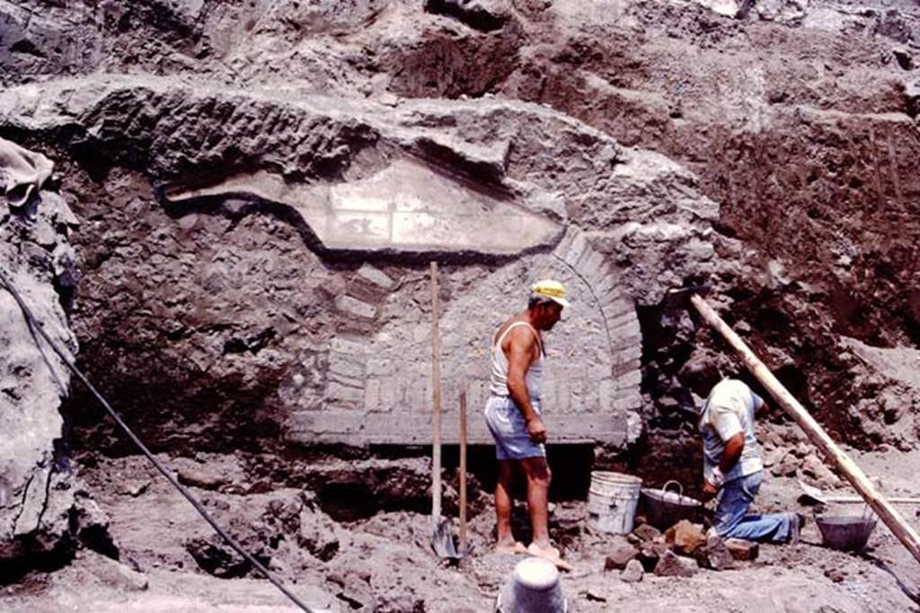 Oplontis Villa of Poppea, c.1984. Excavation and reconsolidation of the area above room 97, at the north-west corner of the pool area.
Source: The Wilhelmina and Stanley A. Jashemski archive in the University of Maryland Library, Special Collections (See collection page) and made available under the Creative Commons Attribution-Non Commercial License v.4. See Licence and use details.
Oplo0165