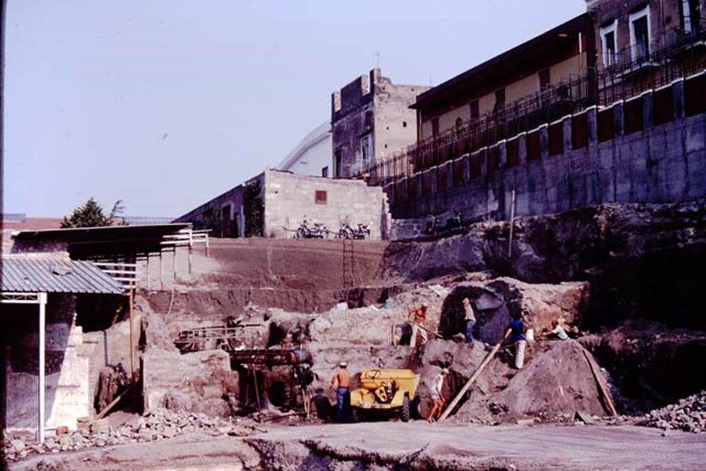 Oplontis Villa of Poppea, c.1984.
Looking north-west towards excavations in the north-west corner of the pool area.
On the left is the plaster between room 74 and doorway to room 88 on the north side of area 60.
On the right, the plaster above the doorway to room 97 can be seen emerging from the lapilli.
Source: The Wilhelmina and Stanley A. Jashemski archive in the University of Maryland Library, Special Collections (See collection page) and made available under the Creative Commons Attribution-Non Commercial License v.4. See Licence and use details.
Oplo0220
