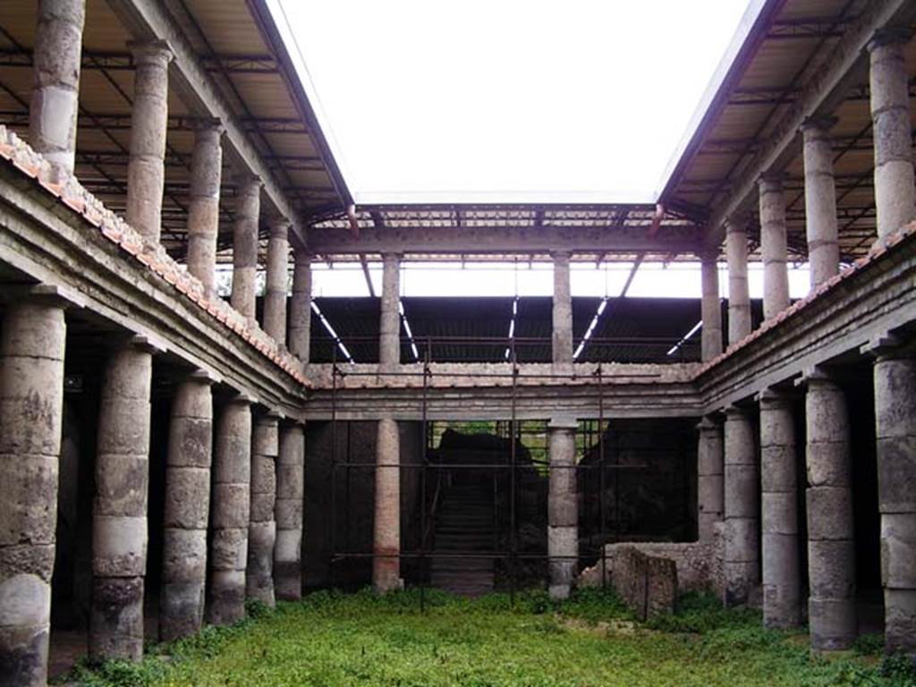 Oplontis, Villa L. Crassius Tertius. March 2005. Central courtyard 27 and two tier peristyle, looking east.
Photo courtesy of Massimo Gravili.
