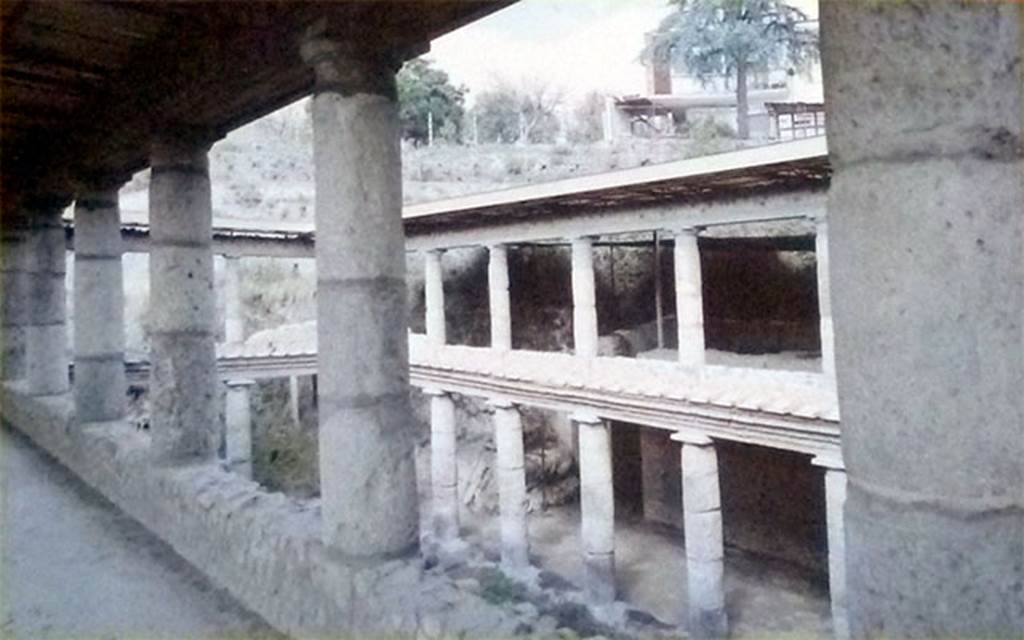 Oplontis, Villa L. Crassius Tertius. September 2011. Looking down from the peristyle upper level across courtyard 27.
Photo courtesy of Michael Binns.