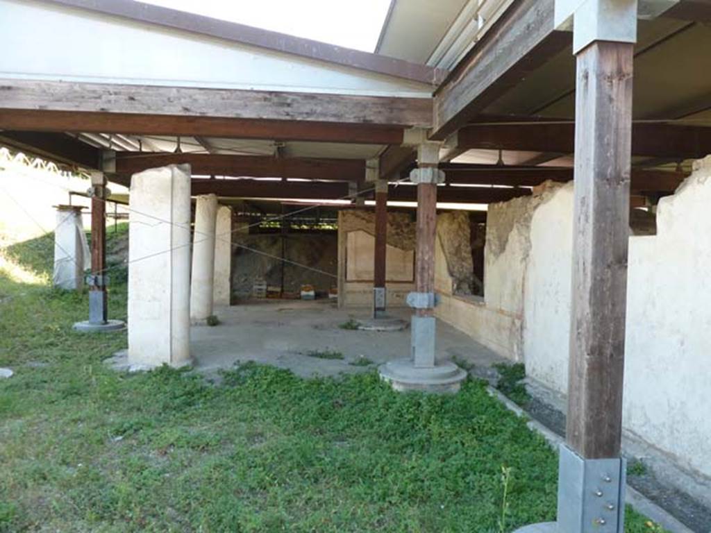Stabiae, Villa Arianna, September 2015. Looking south through room U on west side of entrance steps.
