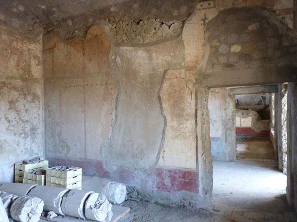 Stabiae, Villa Arianna, September 2015. Room M, south-east corner, and south wall with doorway to room N.