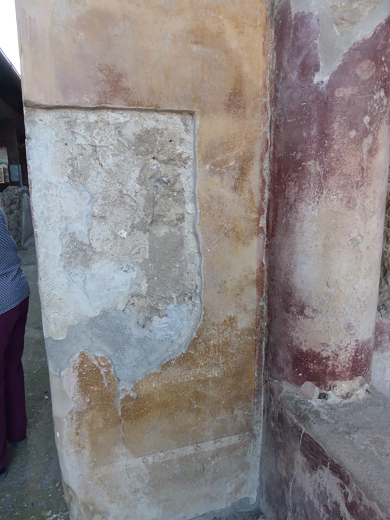 Stabiae, Villa Arianna, September 2015.
Room 21, painted decoration on east side of south wall at rear of tank/fish pool.