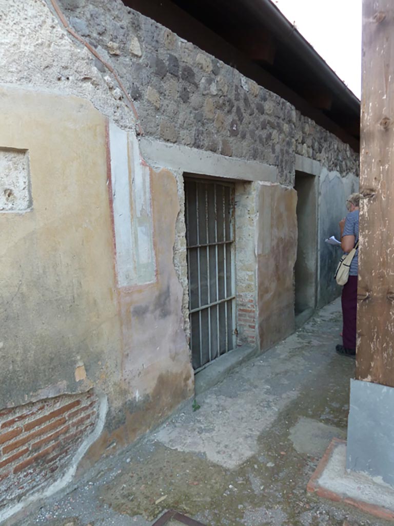 Stabiae, Villa Arianna, September 2015.
Room 21, east wall with doorways to rooms 22 and 25, with painted wall decoration.