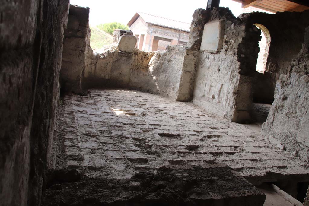 Stabiae, Villa Arianna, September 2021. 
Room 31, the tepidarium, looking west across flooring, with doorway to room 6, on right. Photo courtesy of Klaus Heese.
