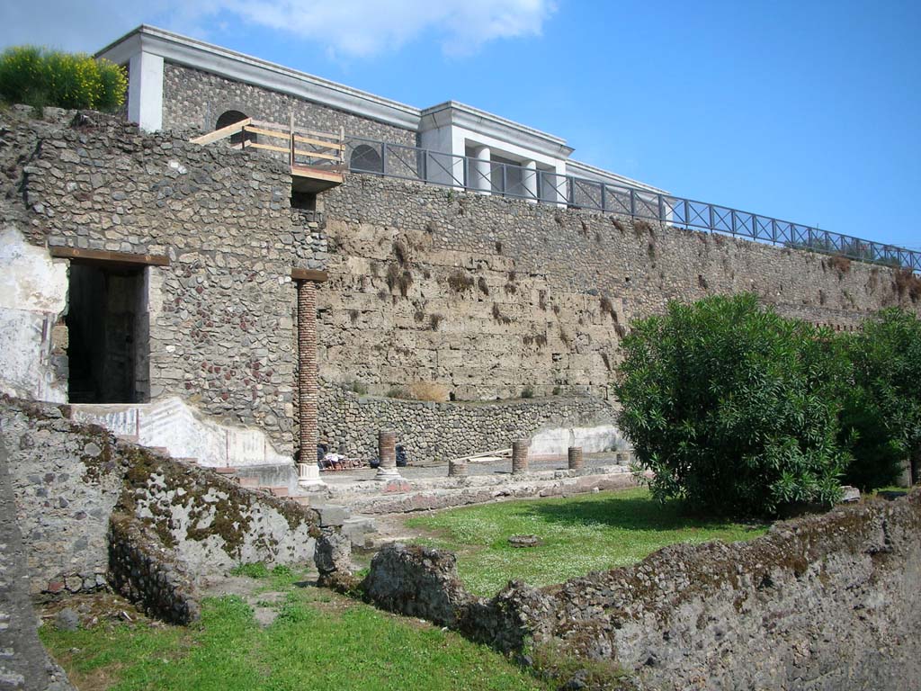 VIII.1.a Pompeii. May 2011.
Looking south-east to remains of the city walls with modern Antiquarium above. Photo courtesy of Ivo van der Graaff.