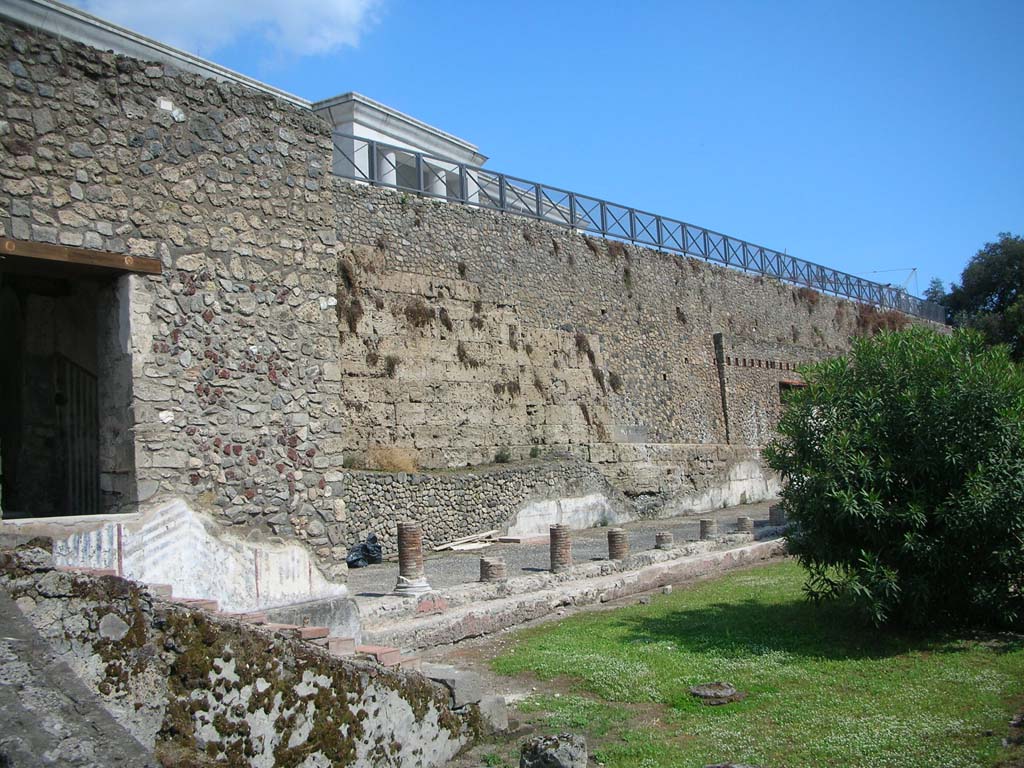 VIII.1.a Pompeii. May 2011.
Looking south-east to remains of the city walls with modern Antiquarium above. Photo courtesy of Ivo van der Graaff.