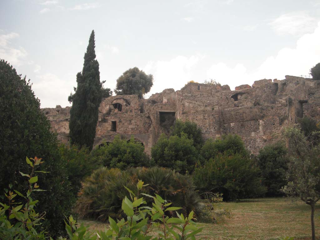 Pompeii south side, May 2011.
Rear of houses in VIII.2.1, centre left, VIII.2.3, centre right, and lower floors of VIII.2.14-16 ?, on right. Photo courtesy of Ivo van der Graaff.