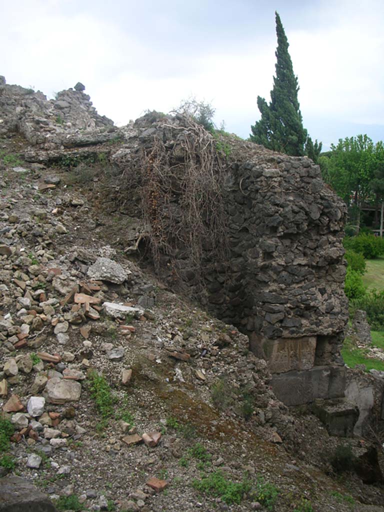 VIII.2.A Pompeii. May 2010.
Looking east towards detail of walling at west end. Photo courtesy of Ivo van der Graaff.