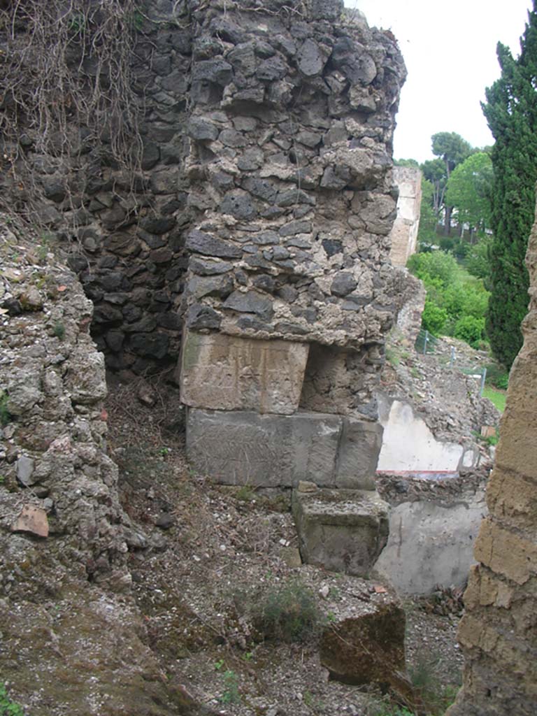 VIII.2.A Pompeii. May 2010.
Looking east towards detail of walling at west end. Photo courtesy of Ivo van der Graaff.