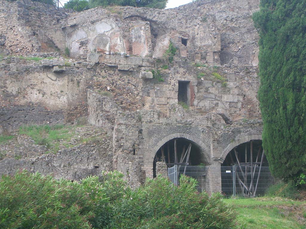 VIII.2.A, on left, and VIII.2.1, on right, Pompeii. May 2010.
Looking north from rear of house towards ground level (at top) and three lower levels. Photo courtesy of Ivo van der Graaff.