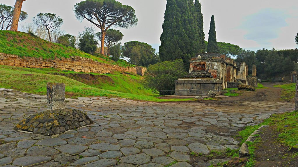 Porta Nocera and city walls on east side. 2017/2018/2019.
Looking east along Walls and Via del Tombe. Photo courtesy of Giuseppe Ciaramella.