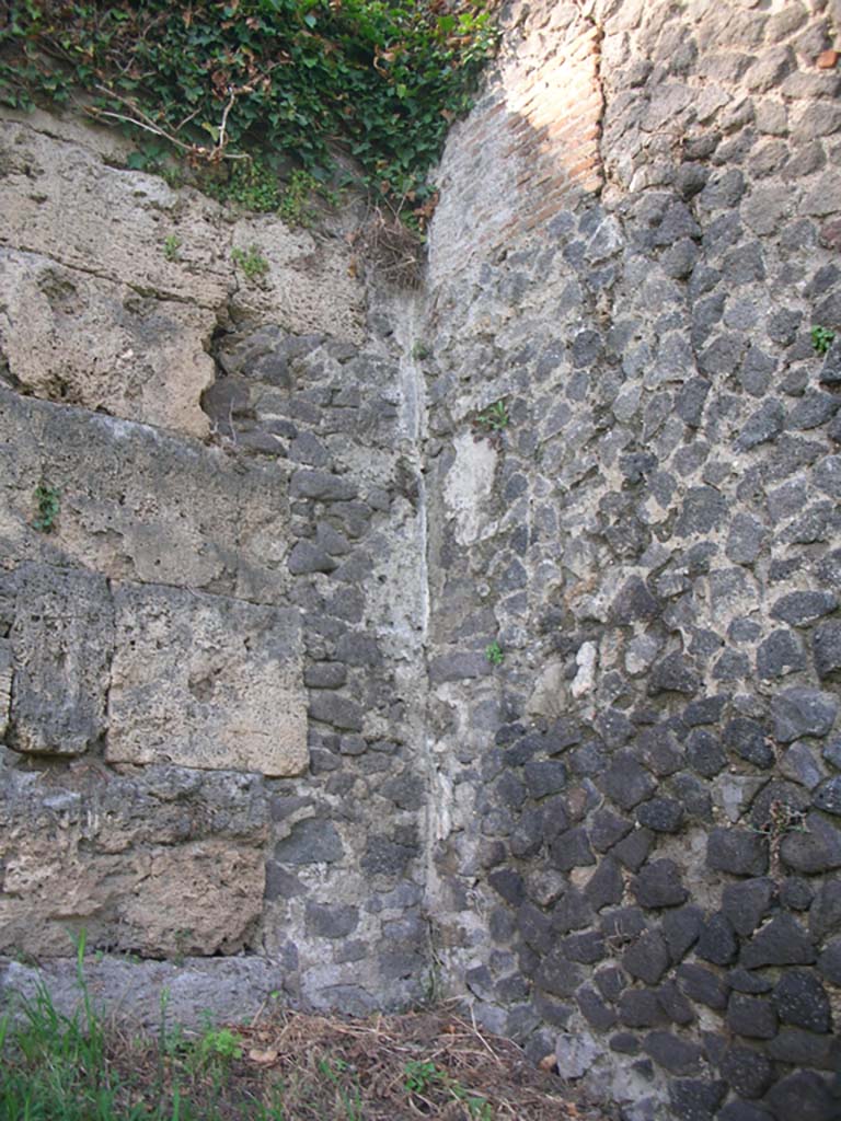 Tower III and City Wall, Pompeii. May 2011.
Looking towards join between City Wall and west side of Tower III. Photo courtesy of Ivo van der Graaff.