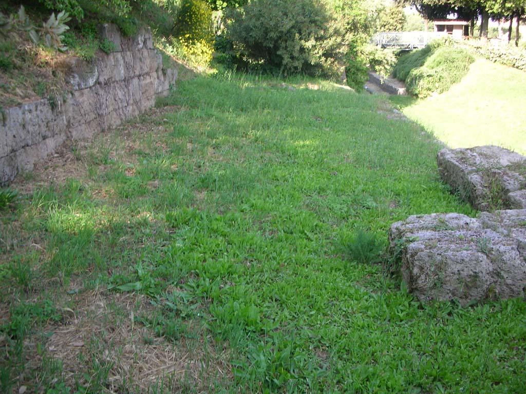 Walls on east side of Tower III, Pompeii. May 2010. Looking east along top of wall. Photo courtesy of Ivo van der Graaff.