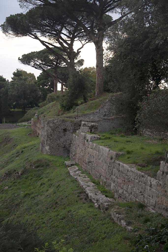 Walls near Amphitheatre entrance, Pompeii, October 2017.
Looking towards Tower III, and surrounding city walls.
Foto Annette Haug, ERC Grant 681269 DÉCOR