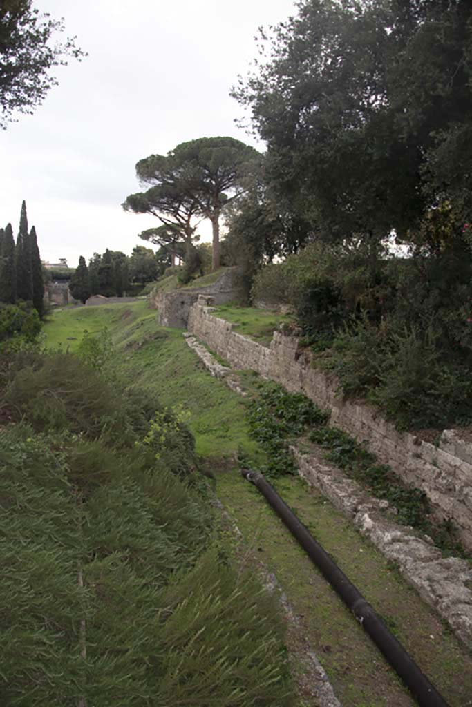 Walls near Amphitheatre entrance, Pompeii. October 2017.
Looking west towards Tower III and city walls.
Foto Annette Haug, ERC Grant 681269 DÉCOR