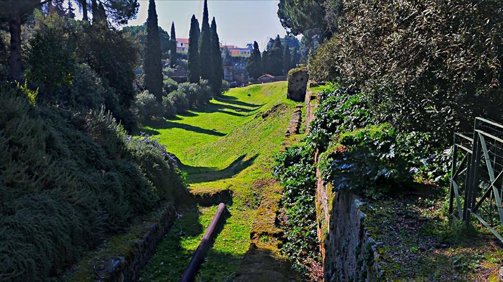 Walls near Amphitheatre entrance, Pompeii. 2015/2016.
Looking west towards Tower III and city walls. Photo courtesy of Giuseppe Ciaramella.