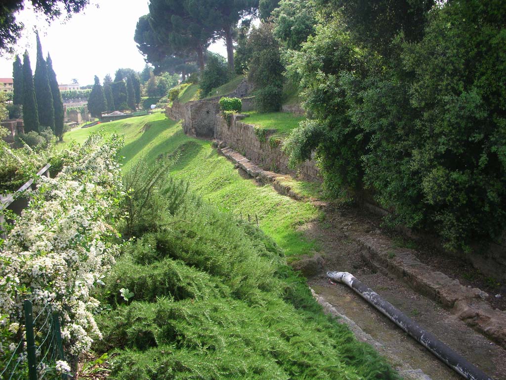 City Walls on south side of Pompeii. May 2010.
Looking west from near Amphitheatre, entrance to site, along Walls towards Tower III, in centre. Photo courtesy of Ivo van der Graaff.