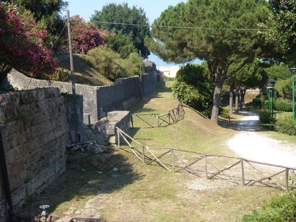 Walls near Tower IV and amphitheatre. Looking east. June 2012. Photo courtesy of Michael Binns.
P1030781,20%20120626%20P%20Torre%204%20dal%20O
