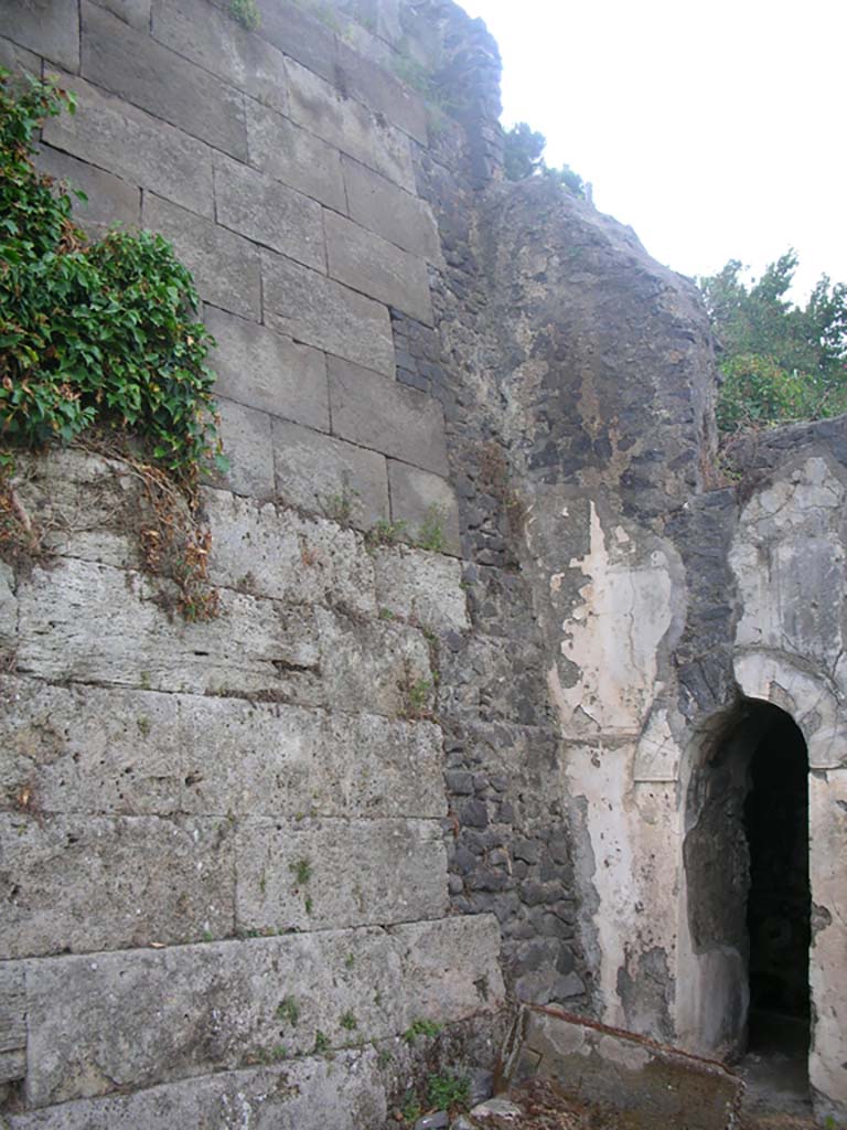 Walls on the east side of Pompeii, May 2010.
Detail of wall at junction with south side of Tower VI. Photo courtesy of Ivo van der Graaff.