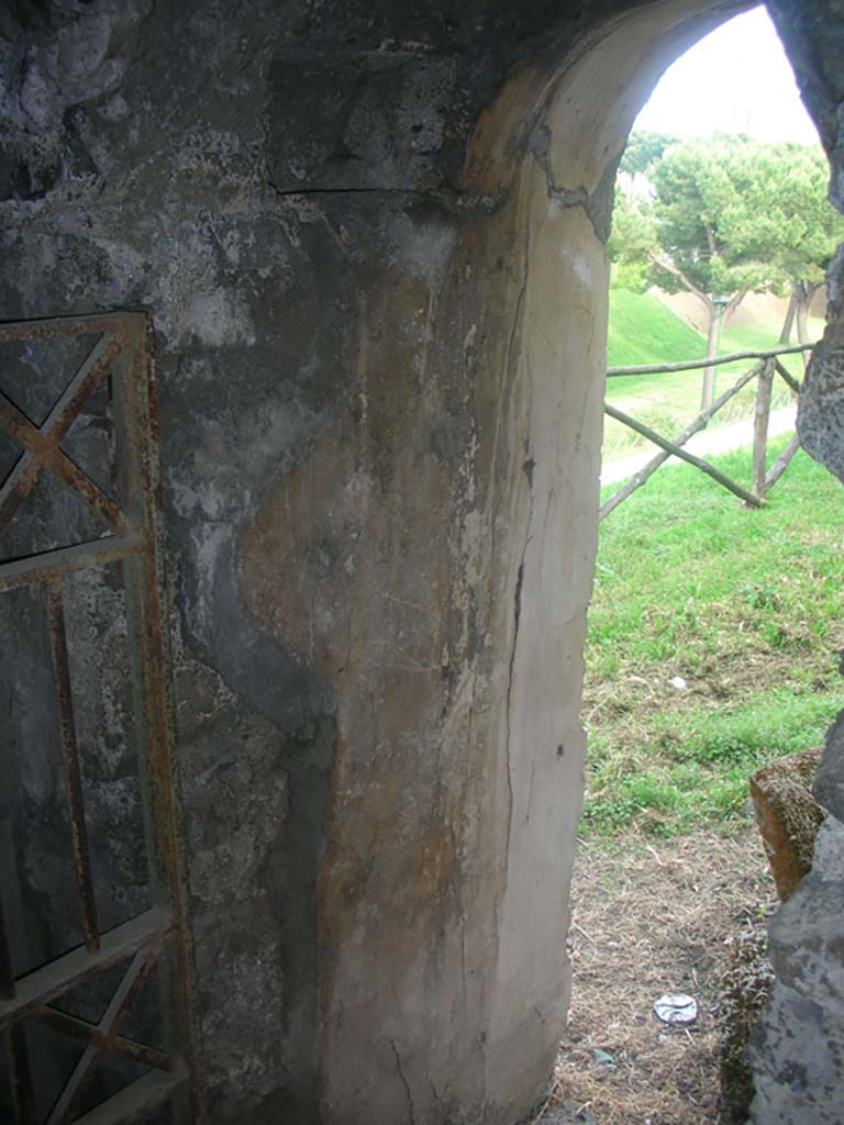 Tower VI, Pompeii. May 2010.
Detail of interior of east side of doorway. Photo courtesy of Ivo van der Graaff.