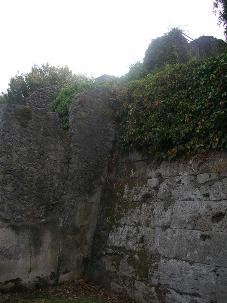 Tower VI, Pompeii. May 2010.
Detail of junction between north side of Tower and City Wall. Photo courtesy of Ivo van der Graaff.