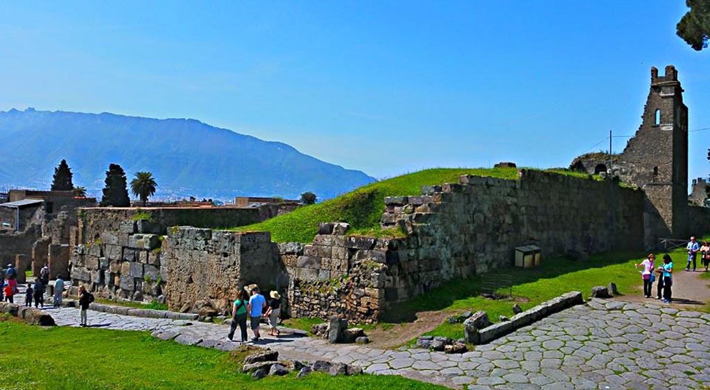 Walls. Pompeii. 2015/2016.
Looking west along the walls from remains of Vesuvian Gate, towards Tower X. Photo courtesy of Giuseppe Ciaramella.