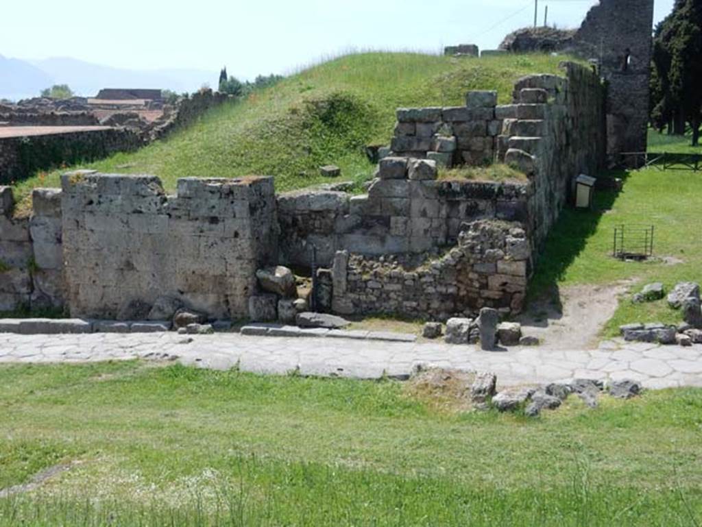 Vesuvian Gate Pompeii. May 2015. North end of Vesuvian Gate, looking west along city walls to tower X.
Photo courtesy of Buzz Ferebee.