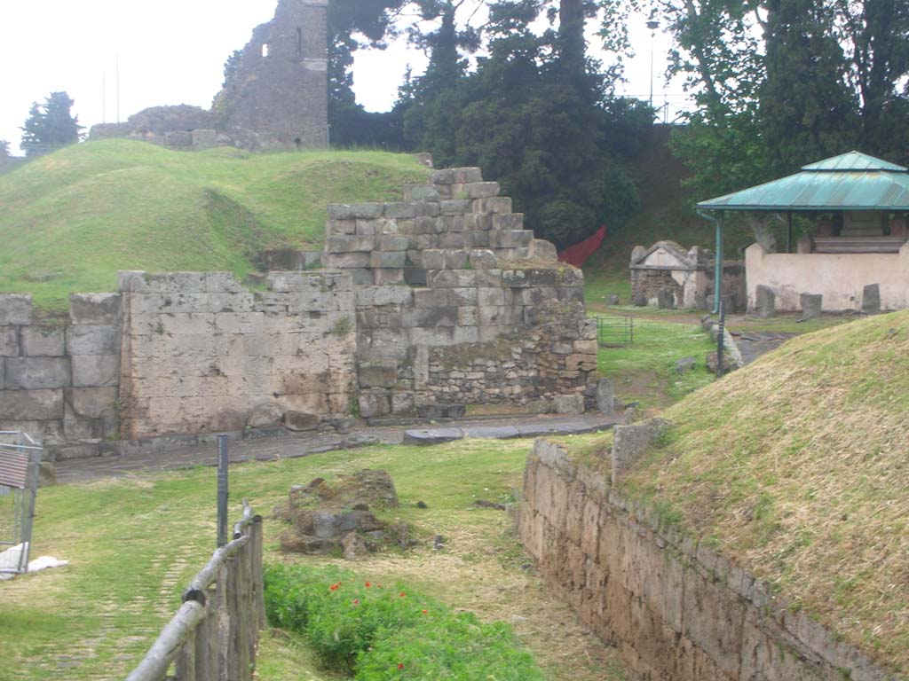 City Wall and Vesuvian Gate, Pompeii. May 2010.
Looking towards west side of Gate at north end, with remains of high City Wall, in centre. Photo courtesy of Ivo van der Graaff.