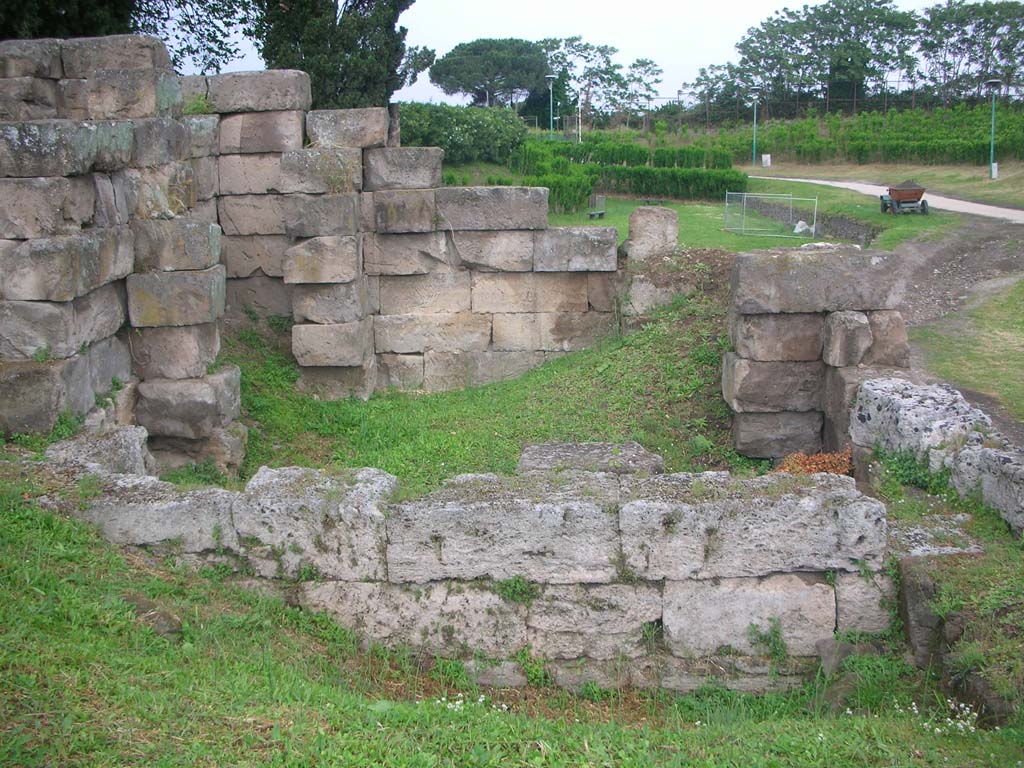 Vesuvian Gate, Pompeii. May 2010.
Looking north towards City Walls. The north exterior wall, at the top. Photo courtesy of Ivo van der Graaff.