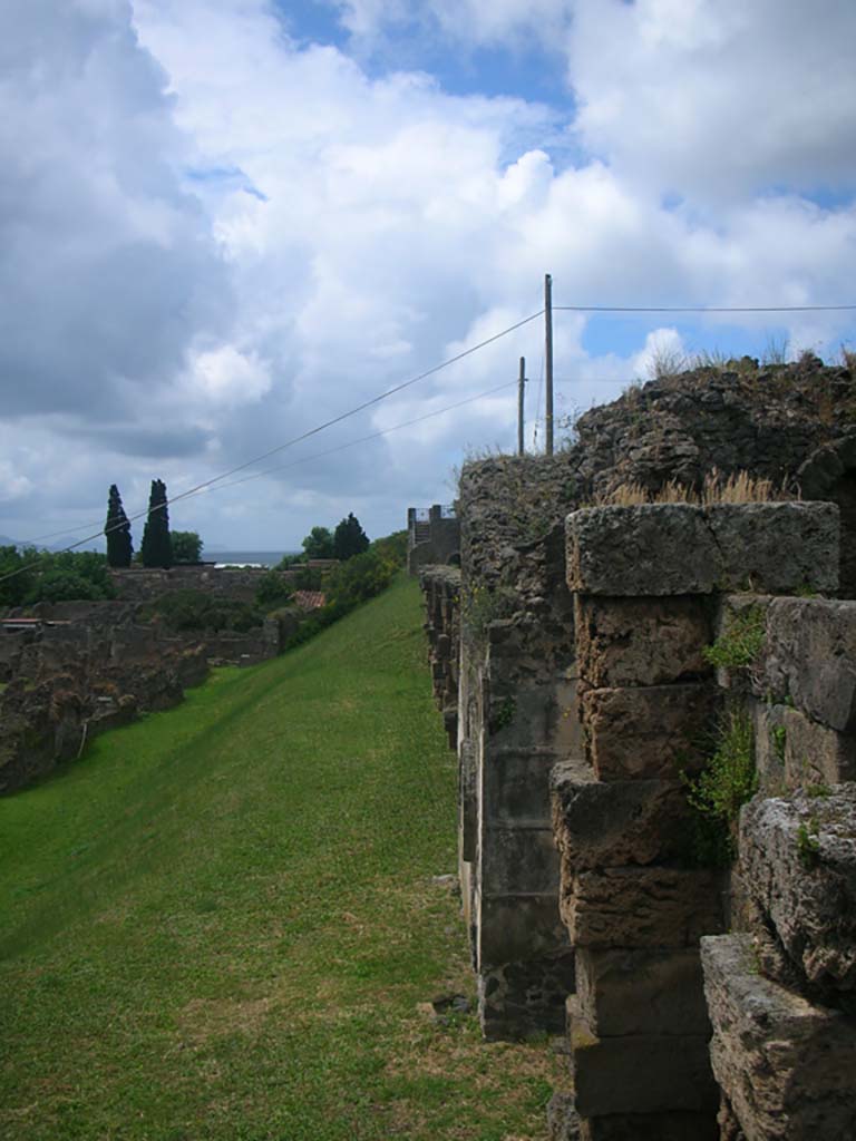 City Walls, Pompeii. May 2010.
Looking west along detail of interior of City Walls, from Tower X. Photo courtesy of Ivo van der Graaff.