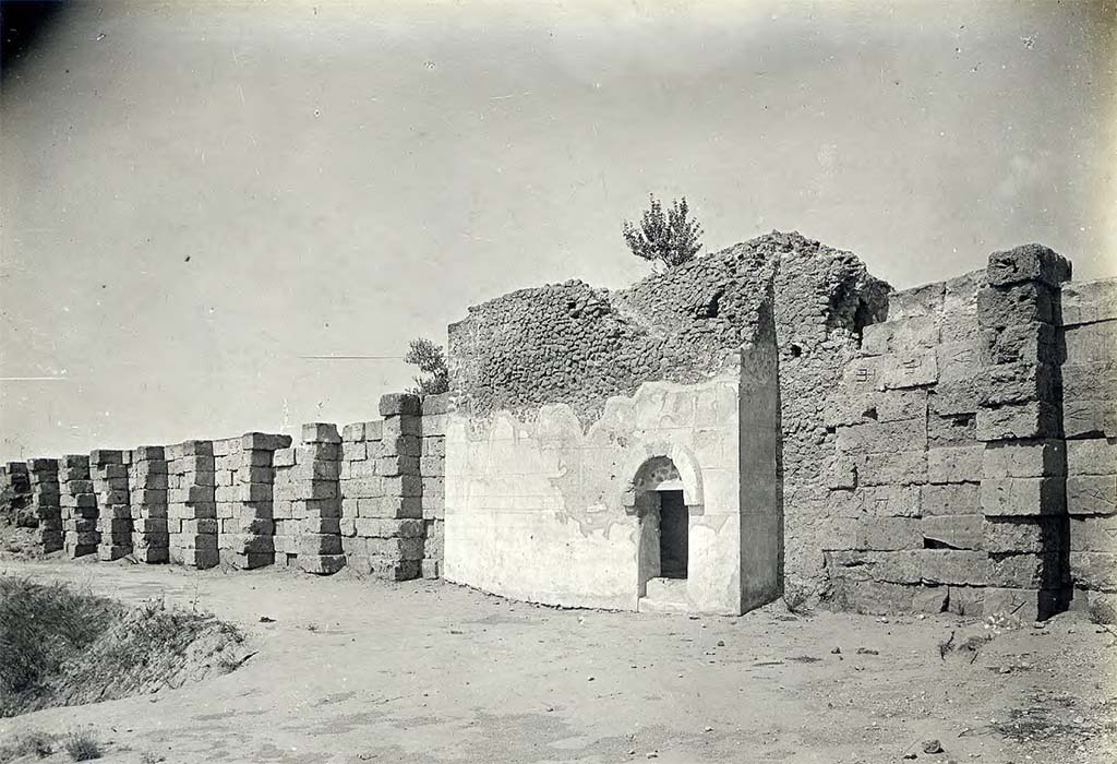 Tower X, Pompeii. 1898. Tower south side and walls. Photo by Peter Paul Mackey (1851-1935), courtesy of British School at Rome Digital Collections.
See https://digitalcollections.bsr.ac.uk/islandora/object/digitalcollections.bsr.ac.uk/islandora/object/MACKEY:1080