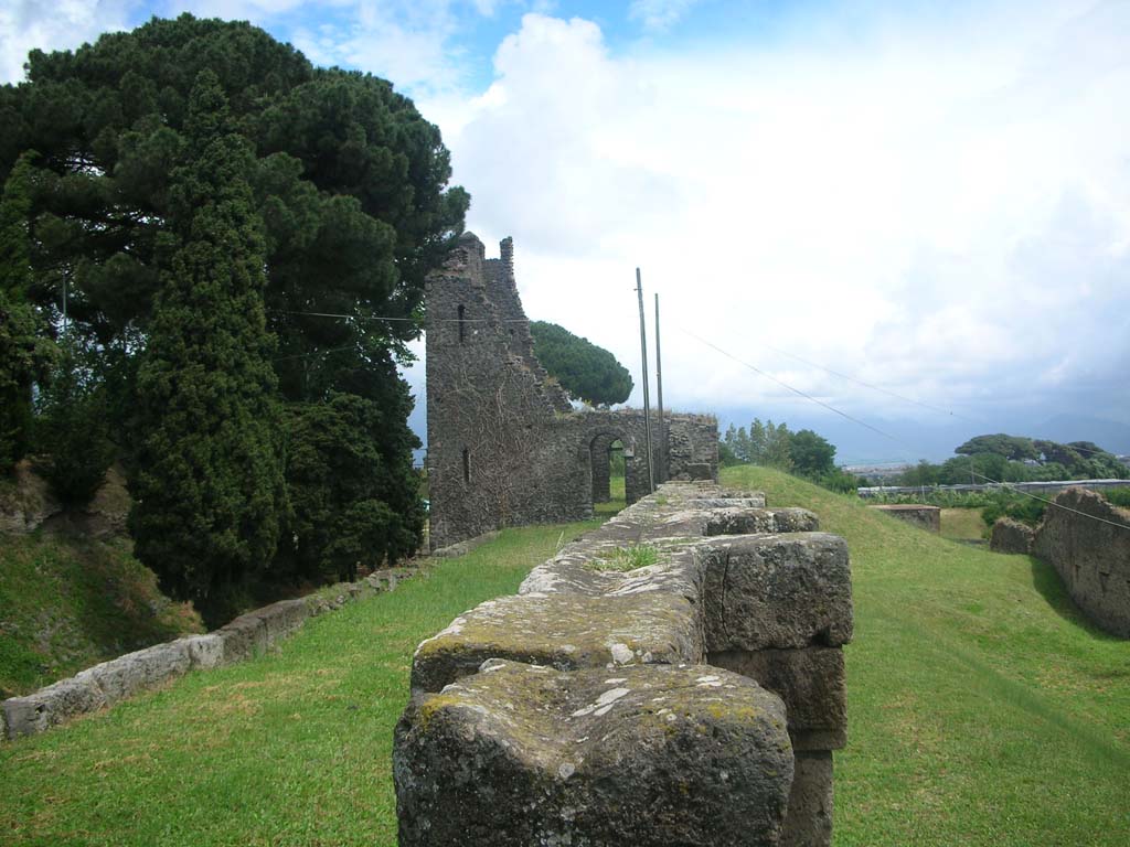City Walls on north side of Pompeii. May 2010.
Looking east from near Tower XI along both sides of City Walls towards Tower X. Photo courtesy of Ivo van der Graaff.